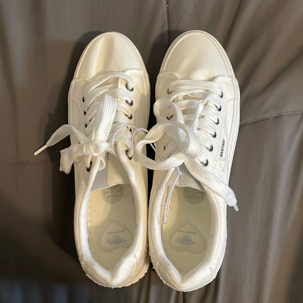 White Cecilia Canvas Sneaker - Women
Rocket Dog